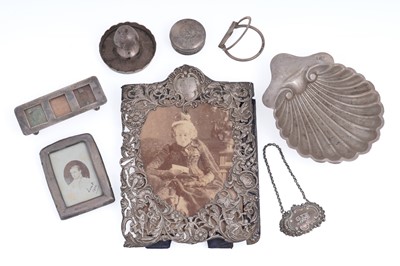 Lot 175 - A selection of silver and other items
