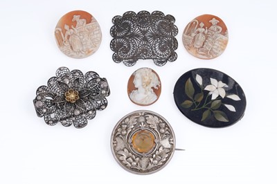 Lot 108 - Shell cameo, pietra dura and other jewellery