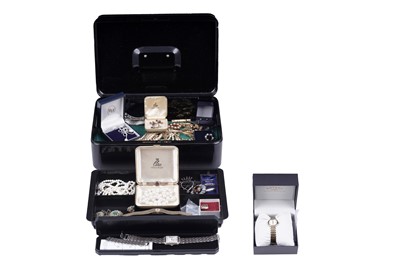 Lot 141 - A selection of gold and costume jewellery, including: a 9ct gold loveheart locket