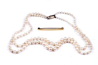Lot 15 - A 9ct gold tie pin and a double strand necklace of cultured pearls; with 9ct gold clasp