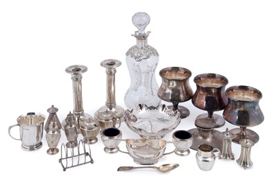 Lot 174 - A selection of silver and plated wares
