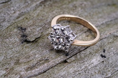 Lot 46 - A contemporary cubic zirconia flower pattern cluster ring