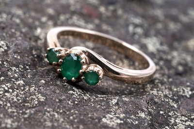 Lot 48 - A contemporary three stone emerald ring