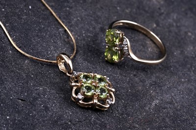 Lot 54 - A contemporary peridot pendant necklace and ring set