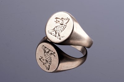 Lot 88 - A 14ct gold signet ring with engraved armorial crest