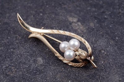 Lot 91 - A modern cultured pearl brooch