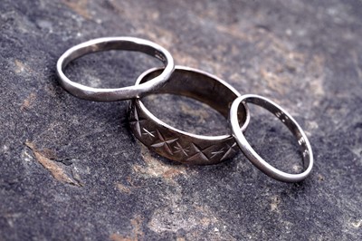 Lot 95 - 1930s and later platinum and gold wedding bands