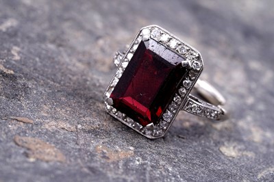 Lot 26 - An Art Deco style synthetic ruby and diamond dress ring