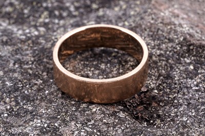 Lot 99 - A gold wedding band
