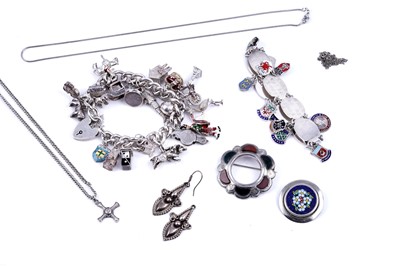 Lot 115 - A selection of silver and other jewellery