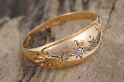 Lot 116 - A 1912 three stone diamond ring